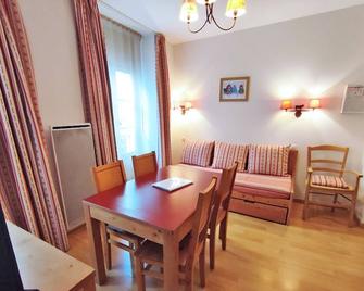 Oo, T2, centre Luchon, wifi, casier à skis, ascenseur, 4 personnes - Bagnères-de-Luchon - Salle à manger