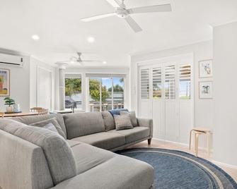 Bayview Cottage - Ventnor - Living room