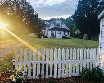 Relax at this beautiful Historic Intracoastal Waterlily Cottage + Game Room - Coinjock - 屋外の景色