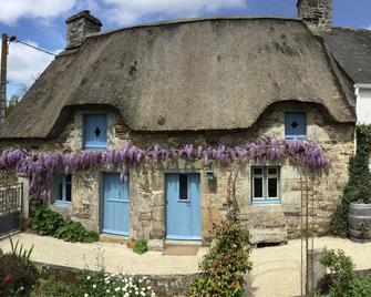 Adorable Breton Cottage with thatched roof and stone walls. - Pluméliau - Edificio