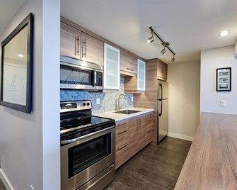 Oceanfront Studio with Loft - amazing views! - Qualicum Beach - Kitchen