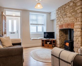 Churn View - a cottage that sleeps 4 guests in 2 bedrooms - Cirencester - Living room