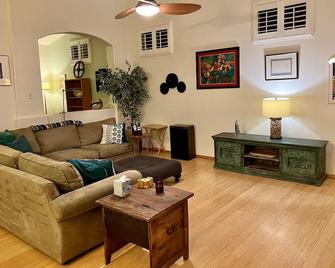 Cheerful 2 Bedroom Home w/hot tub near South Mountain - Ahwatukee - Living room