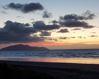 Well presented bach with great views at Otaki Beach - Otaki - Beach