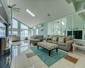 Goose House: spacious lake home with heated pool, game room, private beach on Cayuga lake - Seneca Falls - Obývací pokoj