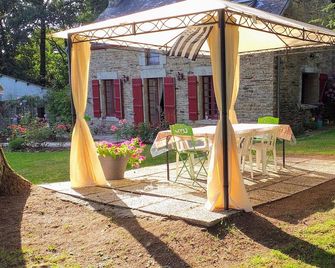 Country house near Vannes, very QUIET site with flowers and trees - Plaudren - Patio