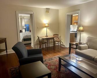 Fully furnished garden apartment located 1.5 blocks from beautiful Forsyth Park. - Savannah - Sala de estar