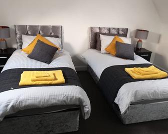 Spacious 4 Bed Apartment - Rushden - Bedroom