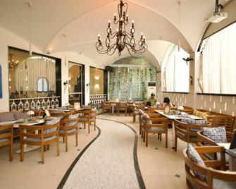 Status Club Resort - Kanpur - Restaurante