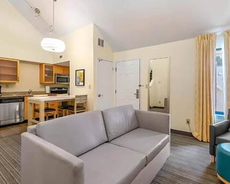 Modern Townhome Turnkey Extended Stay Flexible Lease - Sharonville - Living room