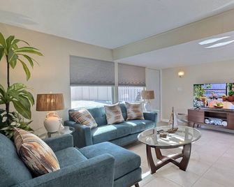 Spacious Renovated 1 Bedroom Siesta Key Beachside Vacation Rental Getaway - Siesta Key - Sala de estar