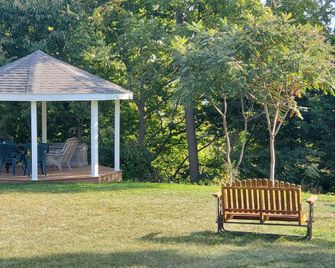 Coastal #1 and Cozy #2 - Seacliff Beach Suites - Leamington - Innenhof