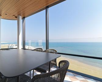 LIV Mackenzie Beach Suites Larnaca Adults Only - Larnaca - Balkon