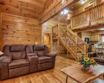 Point Of View - Spacious 2 Bedroom With a Loft Just off Glades Road cabin - Gatlinburg - Wohnzimmer