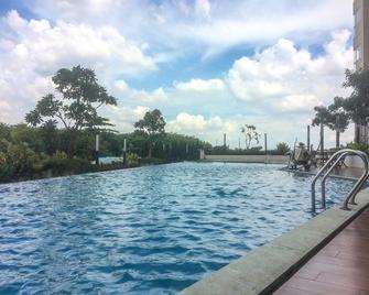 Artistic Studio Apartment at The Oasis Cikarang By Travelio - Cikarang - Pool