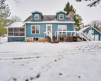 Charming Butternut Lake Getaway with Deck and Dock! - Park Falls - Edificio