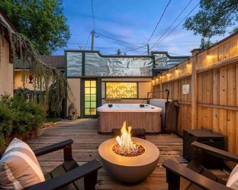 Stylish heart of Downtown Flagstaff Unit with HotTub - Flagstaff