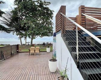 Absolute Ocean Front with rooftop Ocean views. - Innisfail - Balcón