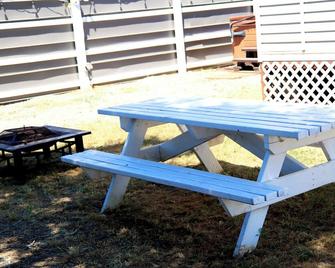 Super Cute, 1 Bedroom cottage close to the river, and 6 miles to the Casino - Corning - Innenhof