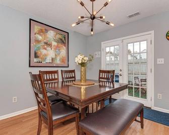 Charming Retreat, Sleeps 8, & Just Minutes from Uptown - Charlotte - Dining room