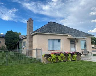 2-Bed, 1-Bath Quiet Home near MTB trails, city parks, ATV Trails, National Parks - Richfield - Building
