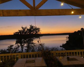 Lakefront 3 Bedroom Home with Gorgeous Sunsets and Private Pool & NEW Spa! - Belton - Балкон