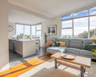 Sea You Soon: Views Parking & Wifi - Burnie - Living room