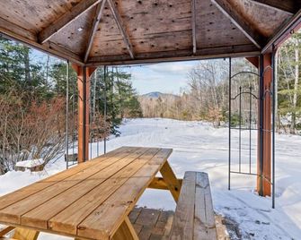 Mountain View Home with Hot Tub - Conway - Innenhof