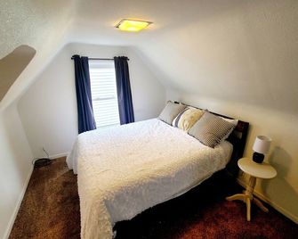 South Shore Stay - Clear Lake - Bedroom