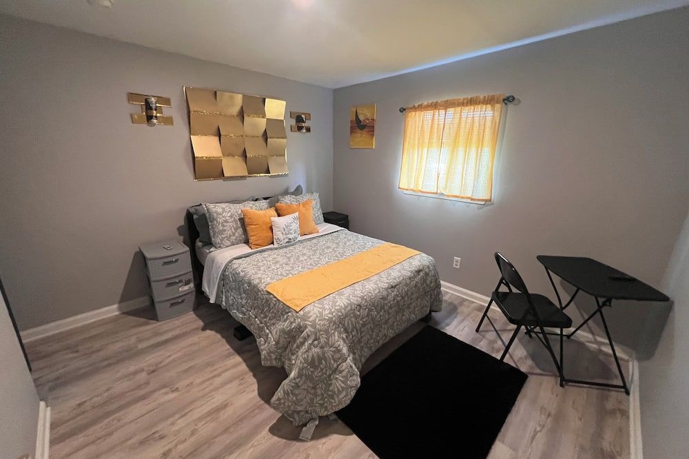Marvelous 3-bedroom house in Baltimore with WiFi, AC, Smart TV. Travel Royally! - בולטימור - חדר שינה