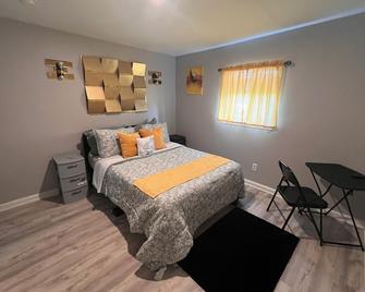 Marvelous 3-bedroom house in Baltimore with WiFi, AC, Smart TV. Travel Royally! - بالتيمور - غرفة نوم