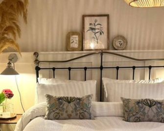 The Pink Cottage upstairs suite & Garden Summer Room - Islandmagee - Bedroom