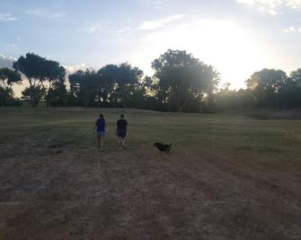 Riverside Romance/Luxury RV/Starry Skies & S'mores - Smithville - Golf course