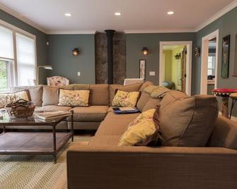 The Gatehouse On Golden Hill - Lee - Living room