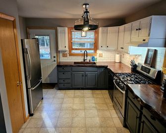 Spacious Mountain Cabin with Hot Tub & Fire Pit near White Mountains, New Hampshire - Haverhill - Kitchen