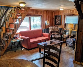 The 'Big' Cabin - Mammoth Spring - Living room