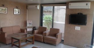 Hotel Rajmahal - Nashik - Living room