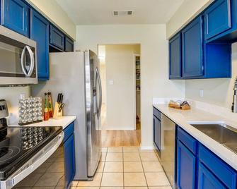 3 Mi to Dtwn Waxahachie Townhome with Fire Pit - Waxahachie - Kitchen