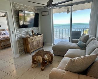 Spectacular Penthouse w/Panoramic Open Water Views-New rental - Tavernier - Sala de estar