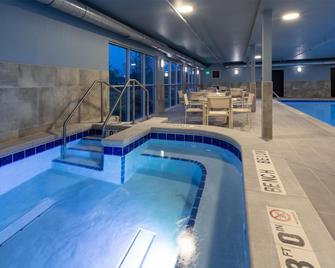 Grandstay Hotel & Suites Kaukauna - Kaukauna - Piscina