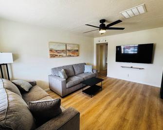 800ft From Starbucks! Townhouse! Central Location! - Farmington - Living room