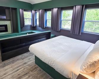 Copper Rose Retreat B&B - Invermere - Bedroom