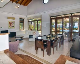 Incredible Large Villa In Paphos sleeps 14 Children Pool, Jacuzzi, Huge Garden - Polis Chrysochous - Dining room