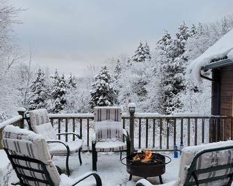 10 min from Stratton! Log Cabin w/ Beautiful Views - South Londonderry - Balcony