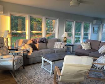 3-bedroom water-front cottage on 2 1/2 secluded acres near Reedville,VA - Reedville - Sala de estar