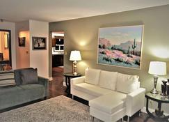 Arhaus 3: experience a chic and inviting accommodation in Grand Forks. - Grand Forks - Sala de estar