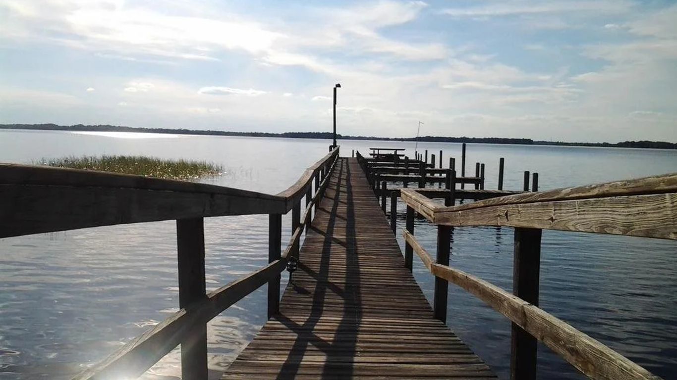 Lakeside Inn And Cafe