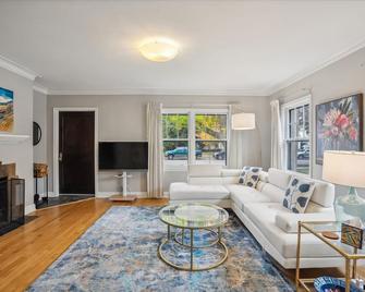 The Mckinley House 3 Bedroom Condo - Eau Claire - Living room