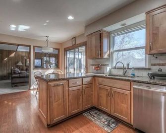 Bbq, Smart T.V. Wifi, Nearby Park, Gym, Kids Activities - Overland Park - Kitchen