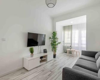 Lovely 3-bedroom condo w/ free parking on premises - Queluz - Wohnzimmer
